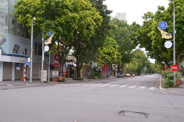 Đường phố Hà Nội ra sao trong  ngày thứ 9 thực hiện giãn cách xã hội - Ảnh 9.