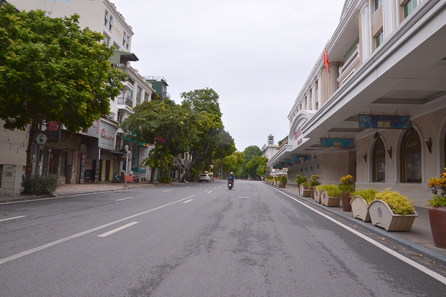 Đường phố Hà Nội ra sao trong  ngày thứ 9 thực hiện giãn cách xã hội - Ảnh 12.