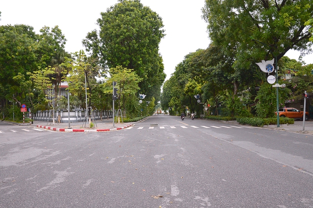 Đường phố Hà Nội ra sao trong  ngày thứ 9 thực hiện giãn cách xã hội - Ảnh 16.