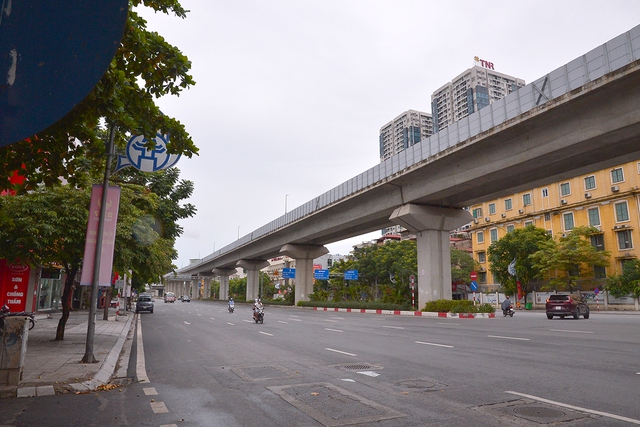 Đường phố Hà Nội ra sao trong  ngày thứ 9 thực hiện giãn cách xã hội - Ảnh 1.