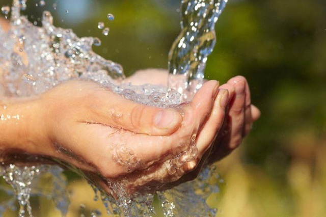  Chính phủ yêu cầu khẩn trương giảm giá nước, tiền nước sạch cho người dân  - Ảnh 1.