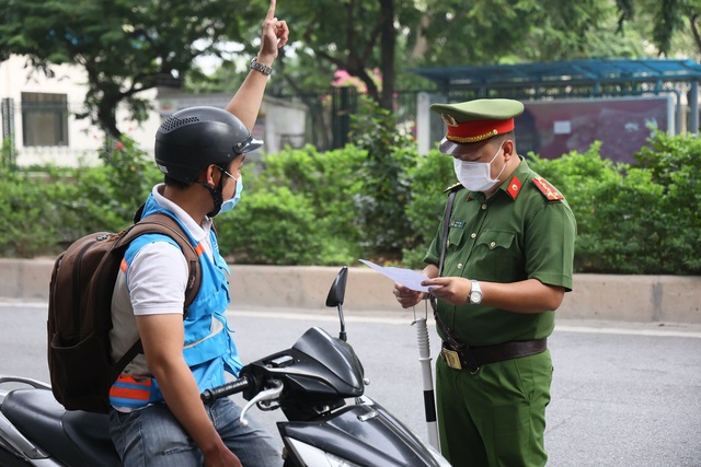 2 ngày cuối tuần, 47 người ở Hà Nội bị xử phạt vì không chịu đeo khẩu trang nơi công cộng - Ảnh 2.