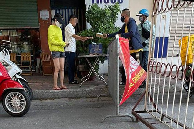 Chủ tịch phạt Bí thư phường ở Hà Nội vì ra đường không đeo khẩu trang - Ảnh 2.