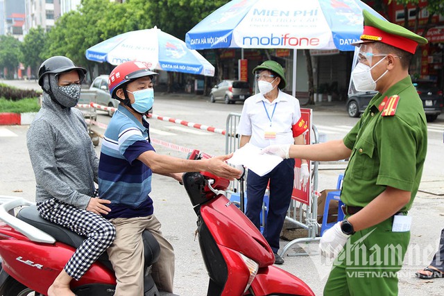 Huyện Đông Anh kiểm tra lịch trực, công nhân mang nồi niêu ở lại nơi làm việc - Ảnh 2.