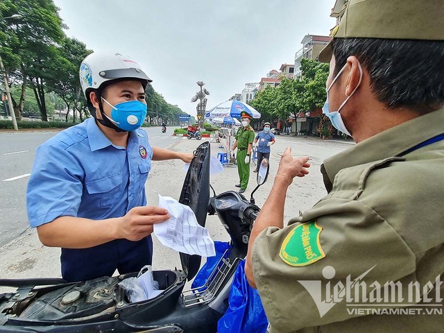 Huyện Đông Anh kiểm tra lịch trực, công nhân mang nồi niêu ở lại nơi làm việc - Ảnh 3.