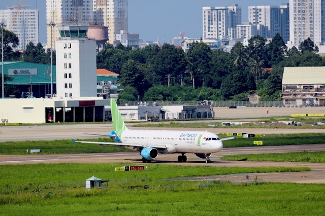 Bamboo Airways bay chuyên cơ khứ hồi đưa gần 200 y bác sĩ từ miền Trung vào TP HCM chống dịch - Ảnh 1.
