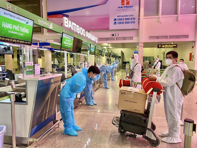 Bamboo Airways bay chuyên cơ khứ hồi đưa gần 200 y bác sĩ từ miền Trung vào TP HCM chống dịch - Ảnh 2.