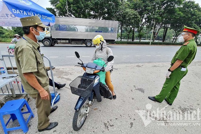 Huyện Đông Anh kiểm tra lịch trực, công nhân mang nồi niêu ở lại nơi làm việc - Ảnh 4.