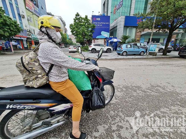 Huyện Đông Anh kiểm tra lịch trực, công nhân mang nồi niêu ở lại nơi làm việc - Ảnh 5.