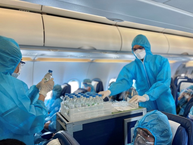 Bamboo Airways bay chuyên cơ khứ hồi đưa gần 200 y bác sĩ từ miền Trung vào TP HCM chống dịch - Ảnh 5.
