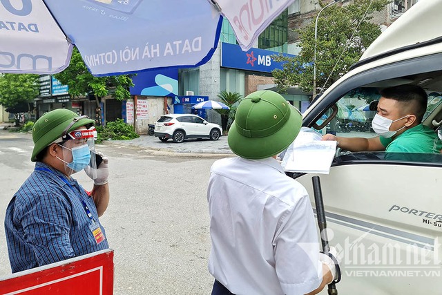 Huyện Đông Anh kiểm tra lịch trực, công nhân mang nồi niêu ở lại nơi làm việc - Ảnh 9.