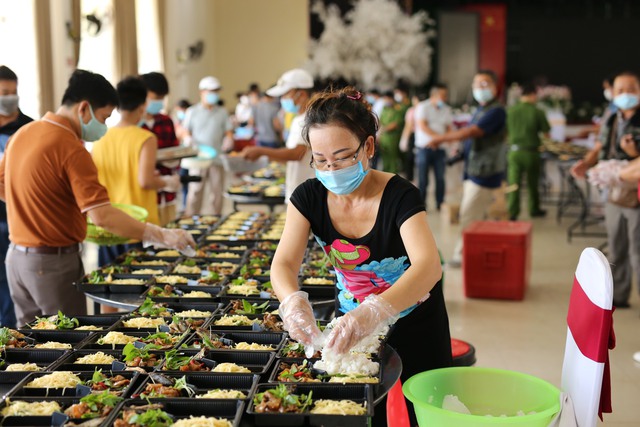 Công an Thừa Thiên Huế nấu hàng nghìn suất cơm gửi tặng công dân đang cách ly tập trung - Ảnh 10.