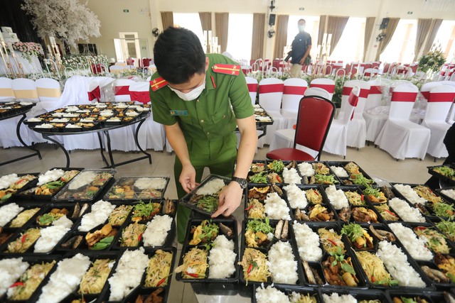 Công an Thừa Thiên Huế nấu hàng nghìn suất cơm gửi tặng công dân đang cách ly tập trung - Ảnh 2.