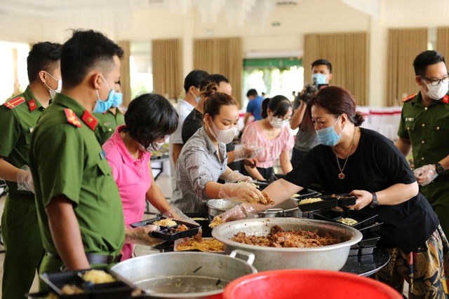 Công an Thừa Thiên Huế nấu hàng nghìn suất cơm gửi tặng công dân đang cách ly tập trung - Ảnh 3.