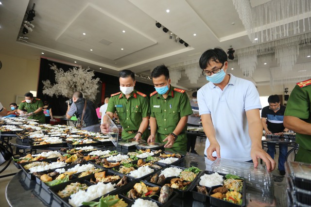 Công an Thừa Thiên Huế nấu hàng nghìn suất cơm gửi tặng công dân đang cách ly tập trung - Ảnh 6.