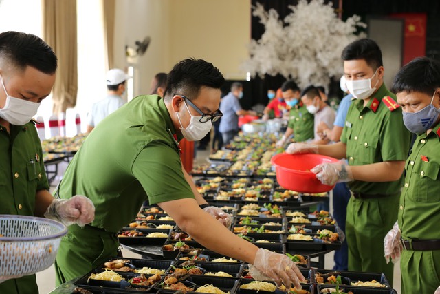 Công an Thừa Thiên Huế nấu hàng nghìn suất cơm gửi tặng công dân đang cách ly tập trung - Ảnh 8.