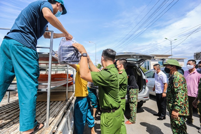 Công an Thừa Thiên Huế nấu hàng nghìn suất cơm gửi tặng công dân đang cách ly tập trung - Ảnh 12.