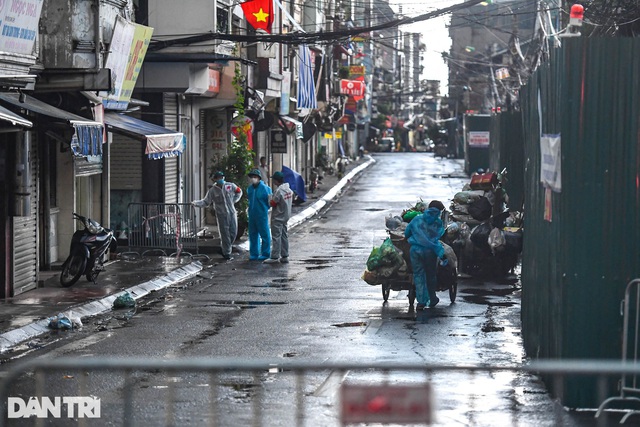 14 nữ chiến binh áo xanh thu gom rác giữa vùng dịch ở Hà Nội - Ảnh 2.
