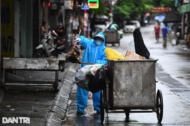 14 nữ chiến binh áo xanh thu gom rác giữa vùng dịch ở Hà Nội - Ảnh 13.