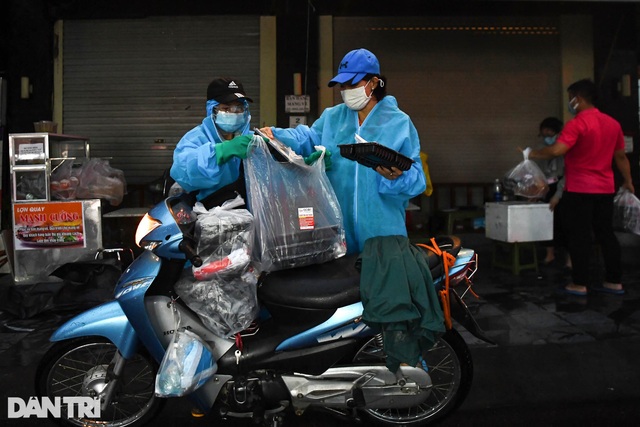 14 nữ chiến binh áo xanh thu gom rác giữa vùng dịch ở Hà Nội - Ảnh 16.
