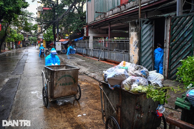 14 nữ chiến binh áo xanh thu gom rác giữa vùng dịch ở Hà Nội - Ảnh 4.