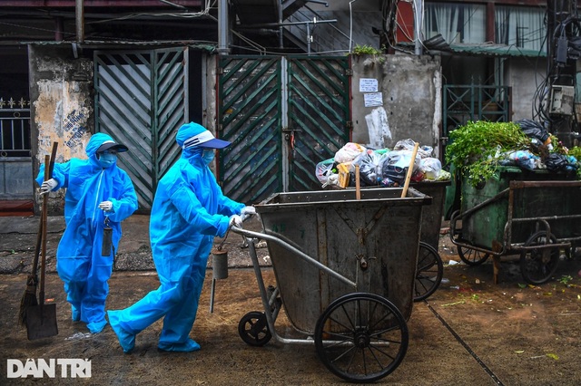 14 nữ chiến binh áo xanh thu gom rác giữa vùng dịch ở Hà Nội - Ảnh 5.
