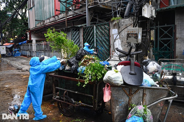 14 nữ chiến binh áo xanh thu gom rác giữa vùng dịch ở Hà Nội - Ảnh 6.