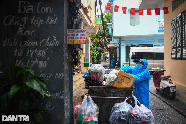 14 nữ chiến binh áo xanh thu gom rác giữa vùng dịch ở Hà Nội - Ảnh 7.