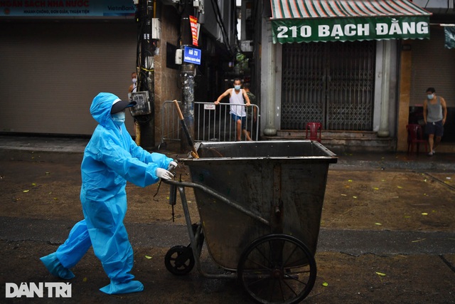 14 nữ chiến binh áo xanh thu gom rác giữa vùng dịch ở Hà Nội - Ảnh 8.