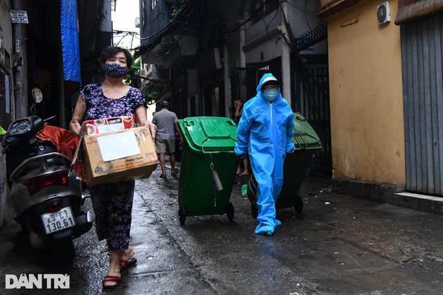 14 nữ chiến binh áo xanh thu gom rác giữa vùng dịch ở Hà Nội - Ảnh 10.