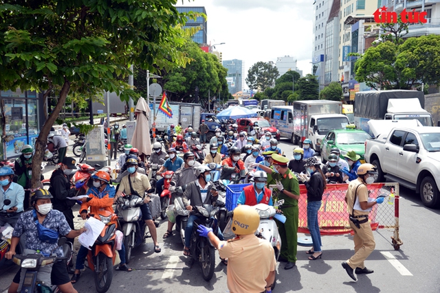 TP Hồ Chí Minh: Người dân vẫn đổ ra đường gây ùn tắc tại các chốt kiểm soát - Ảnh 1.