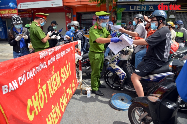 TP Hồ Chí Minh: Người dân vẫn đổ ra đường gây ùn tắc tại các chốt kiểm soát - Ảnh 2.