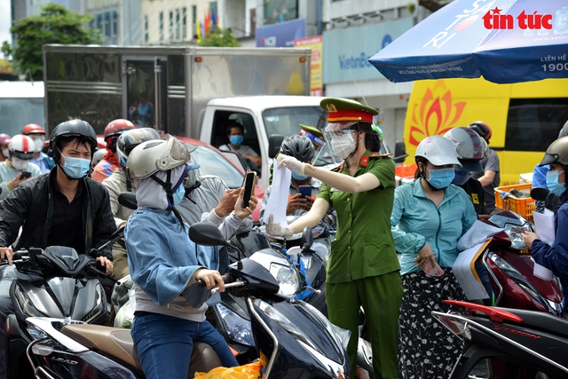 TP Hồ Chí Minh: Người dân vẫn đổ ra đường gây ùn tắc tại các chốt kiểm soát - Ảnh 3.