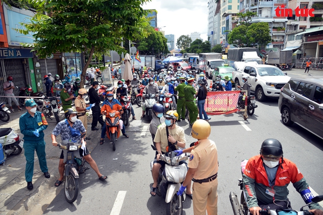 TP Hồ Chí Minh: Người dân vẫn đổ ra đường gây ùn tắc tại các chốt kiểm soát - Ảnh 7.