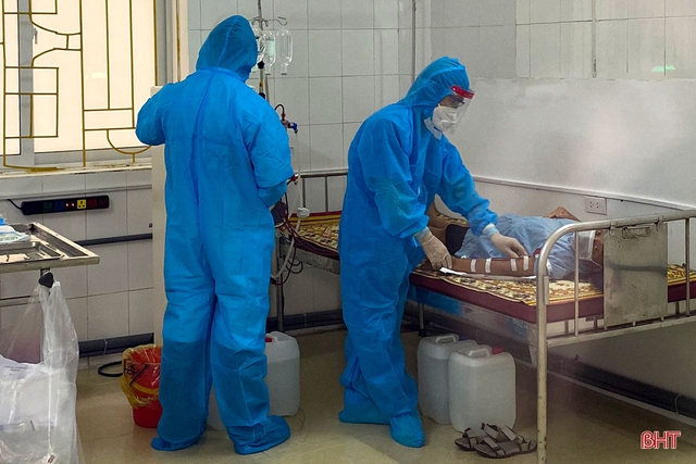 Các cơ sở y tế ở Hà Tĩnh dồn sức trên trận tuyến điều trị bệnh nhân COVID-19 - Ảnh 9.