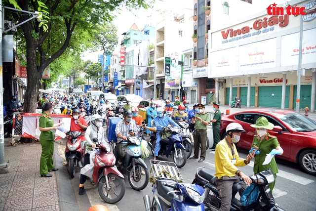 TP Hồ Chí Minh: Người dân vẫn đổ ra đường gây ùn tắc tại các chốt kiểm soát - Ảnh 10.