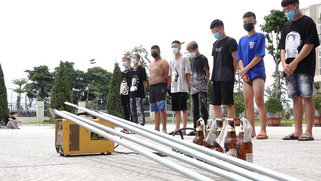 19 nam thanh niên cầm dao phóng lợn hẹn nhau hỗn chiến giữa mùa dịch - Ảnh 1. 19 nam thanh niên cầm dao phóng lợn hẹn nhau hỗn chiến giữa mùa dịch - Ảnh 1.