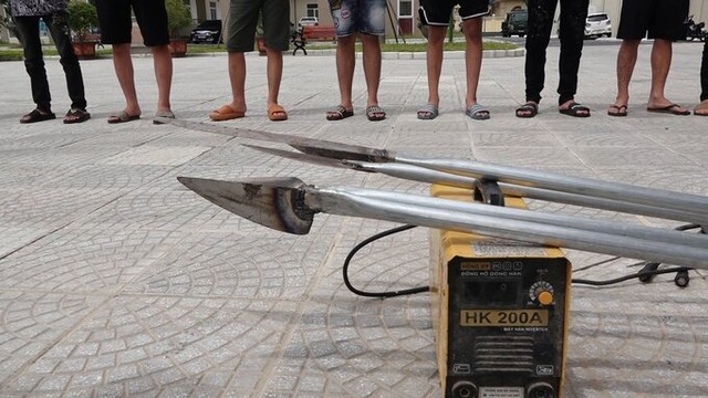 19 nam thanh niên cầm dao phóng lợn hẹn nhau hỗn chiến giữa mùa dịch - Ảnh 2. 19 nam thanh niên cầm dao phóng lợn hẹn nhau hỗn chiến giữa mùa dịch - Ảnh 2.