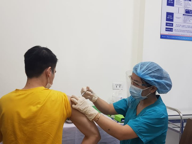 100 người ở Hà Nội chính thức tiêm thử nghiệm vaccine COVID-19 thứ 3 ở Việt Nam - Ảnh 3.