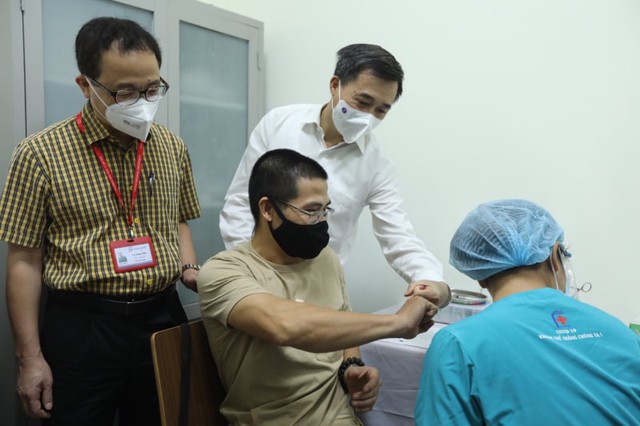 100 người ở Hà Nội chính thức tiêm thử nghiệm vaccine COVID-19 thứ 3 ở Việt Nam - Ảnh 2.