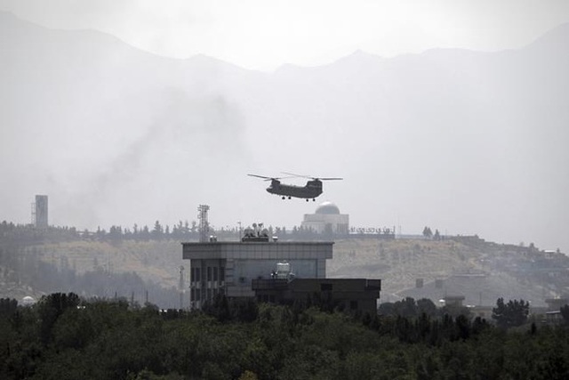  Taliban tiến vào Kabul từ mọi hướng, trực thăng Mỹ sơ tán nhà ngoại giao  - Ảnh 1.
