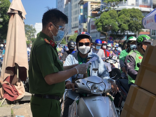 TP.HCM: Người dân đang ‘làm lơ’ với giãn cách xã hội? - Ảnh 6.