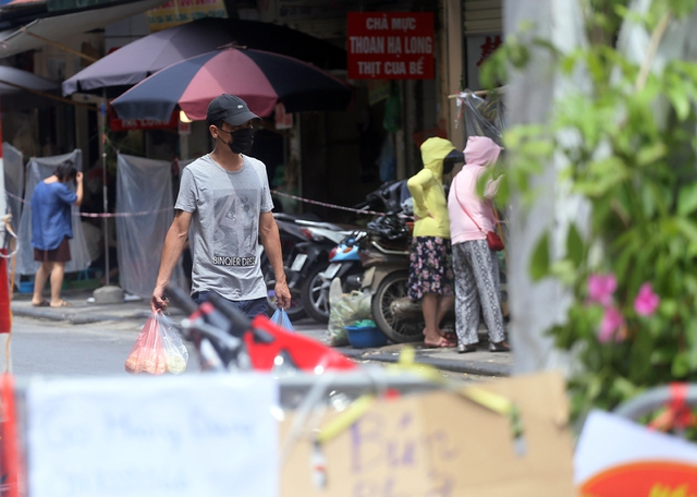 Hà Nội: Người phố cổ mua đồ ở chợ nhà giàu bằng cách độc lạ ngay hàng rào barie - Ảnh 10.