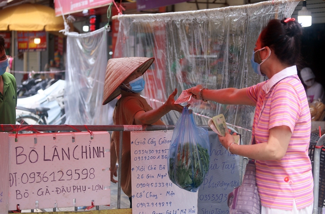 Hà Nội: Người phố cổ mua đồ ở chợ nhà giàu bằng cách độc lạ ngay hàng rào barie - Ảnh 12.