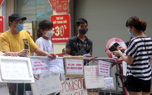 Hà Nội: Người phố cổ mua đồ ở chợ nhà giàu bằng cách độc lạ ngay hàng rào barie - Ảnh 6.