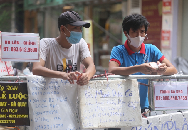 Hà Nội: Người phố cổ mua đồ ở chợ nhà giàu bằng cách độc lạ ngay hàng rào barie - Ảnh 7.