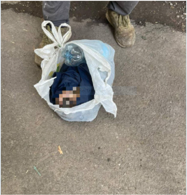 Nhìn thấy em bé sơ sinh bị gói trong túi ni lông vứt thùng rác, cảnh sát kiểm tra camera chứng kiến cảnh vô tâm đến xé lòng - Ảnh 3.