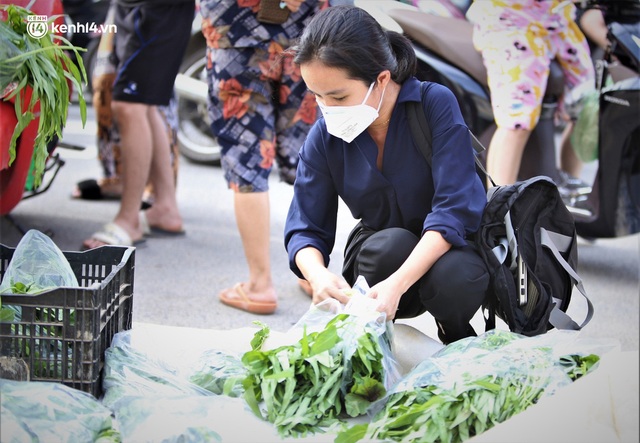 Giữa cơn “bão giá”, anh nông dân mất 2 tay vẫn bán rau sạch siêu rẻ cho bà con Đà Nẵng - Ảnh 4.