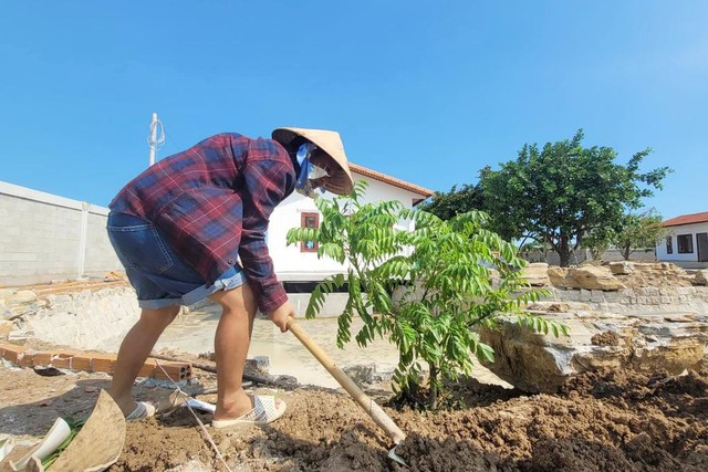 Trường Giang làm phụ hồ, Lệ Quyên đấu giá túi xách quyên góp chống dịch - Ảnh 6.