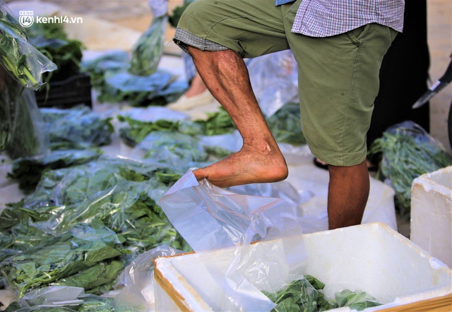 Giữa cơn “bão giá”, anh nông dân mất 2 tay vẫn bán rau sạch siêu rẻ cho bà con Đà Nẵng - Ảnh 6.